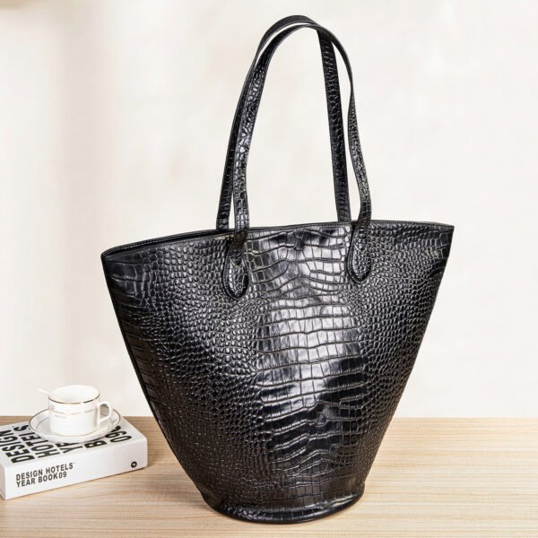 Crocodile Pattern Women's Tote Large Capacity Cylinder Advanced Sense - Image 2